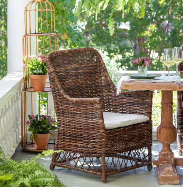 Aksen Kursi Bergaya Rattan di Teras